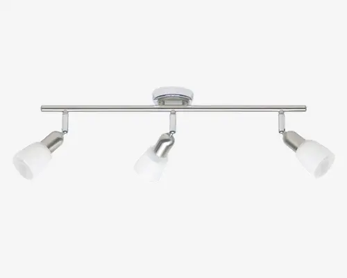 Moderne loftlampe med børstet metalfinish og fire justerbare spotlys. Hvert spotlys har en mat glasafskærmning, som giver retningsbestemt belysning. Lampen er monteret på en lige, vandret stang, der er fastgjort til en rund loftsbase, hvilket giver et stilrent og moderne udtryk.