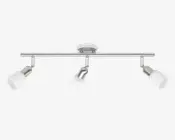 Moderne loftlampe med børstet metalfinish og fire justerbare spotlys. Hvert spotlys har en mat glasafskærmning, som giver retningsbestemt belysning. Lampen er monteret på en lige, vandret stang, der er fastgjort til en rund loftsbase, hvilket giver et stilrent og moderne udtryk.