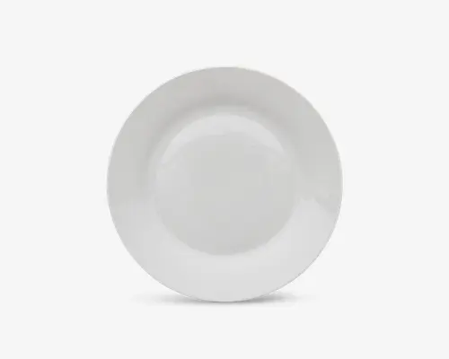 Rund, enkel hvid tallerken med en glat, blank overflade. Tallerkenen har en let hævet kant og et lavt midterområde, der egner sig til servering af forskellige retter. Designet er minimalistisk og alsidigt, hvilket passer godt til forskellige borddækninger.