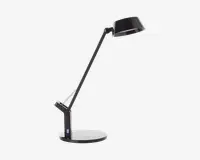Elegant, moderne skrivebordslampe med mat sort finish, justerbar arm og lampehoved for fleksibel belysning. Lampen har en rund, stabil fod og et touch-kontrolpanel for nem betjening.