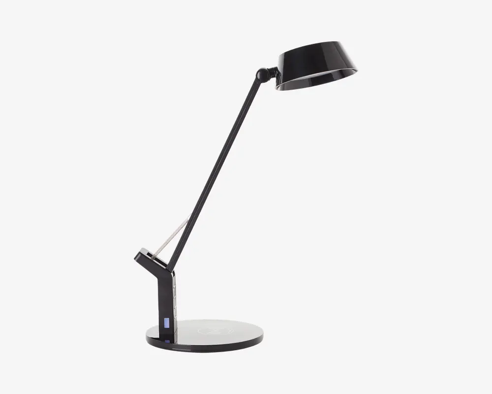 Elegant, moderne skrivebordslampe med mat sort finish, justerbar arm og lampehoved for fleksibel belysning. Lampen har en rund, stabil fod og et touch-kontrolpanel for nem betjening.