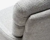 Barstol med armlæn i beige stof med beige stel