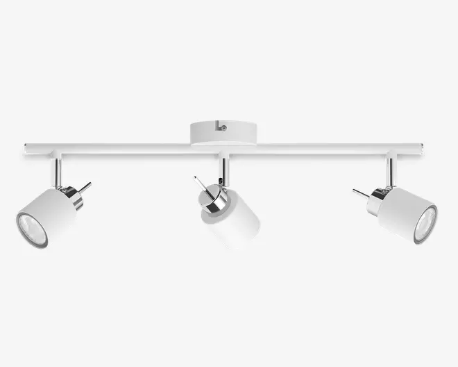 Moderne loftmonteret spotlys med tre justerbare cylindriske lamper i mat hvid finish og kromdetaljer. Spotlamperne kan vinkles individuelt for at rette lyset efter behov. Armaturet har et enkelt og minimalistisk design, der passer til moderne indretning.