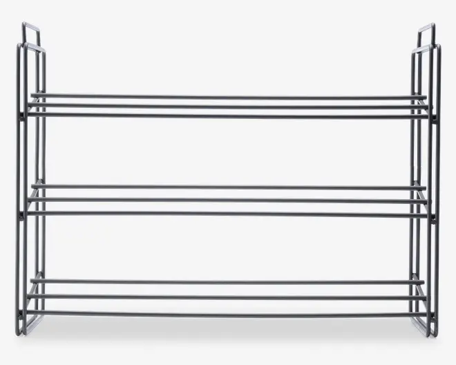 Væghængt hylde med tre niveauer, fremstillet af blanke krombelagte metalstænger. Hver hylde består af parallelle stænger, der giver åben opbevaringsplads. Hylden har et minimalistisk og moderne design med rene linjer og er velegnet til organisering af ting i køkken, badeværelse eller garderobe.