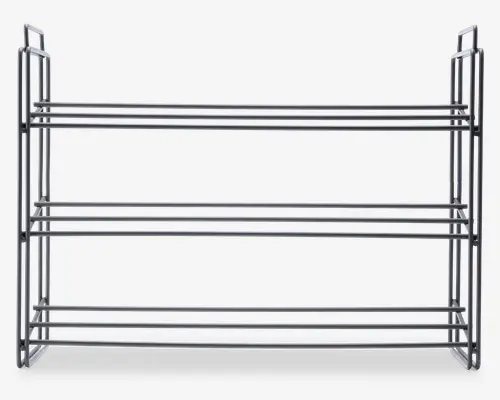 Væghængt hylde med tre niveauer, fremstillet af blanke krombelagte metalstænger. Hver hylde består af parallelle stænger, der giver åben opbevaringsplads. Hylden har et minimalistisk og moderne design med rene linjer og er velegnet til organisering af ting i køkken, badeværelse eller garderobe.