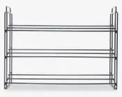 Væghængt hylde med tre niveauer, fremstillet af blanke krombelagte metalstænger. Hver hylde består af parallelle stænger, der giver åben opbevaringsplads. Hylden har et minimalistisk og moderne design med rene linjer og er velegnet til organisering af ting i køkken, badeværelse eller garderobe.