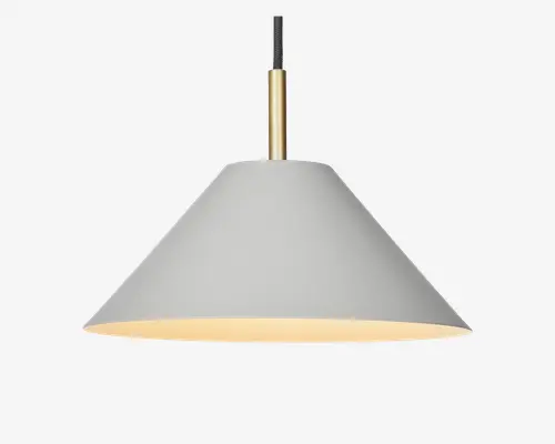 Pendellampe med en bred, konisk skærm i mat lysegrå finish. Lampens inderside er hvid, hvilket reflekterer lyset nedad for målrettet belysning. Lampen hænger i en slank, guldfarvet stang og en sort ledning, hvilket giver et moderne og minimalistisk udtryk.