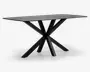 Rektangulært bord med mat sort finish, tyk og flad bordplade samt et karakteristisk geometrisk stel bestående af flere skråtstillede ben, der mødes i midten og giver et moderne, skulpturelt udtryk.