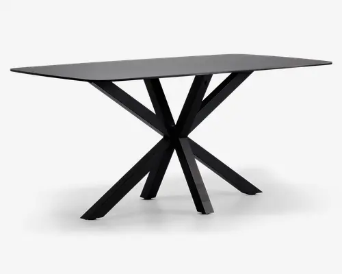 Rektangulært bord med mat sort finish, tyk og flad bordplade samt et karakteristisk geometrisk stel bestående af flere skråtstillede ben, der mødes i midten og giver et moderne, skulpturelt udtryk.
