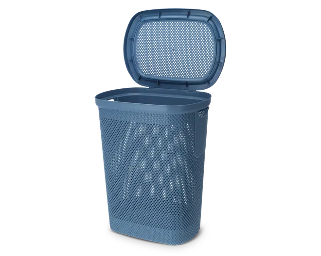 Rektangulær blå beholder med hængslet låg, der har et perforeret design på alle sider for ventilation. Beholderen har en glat kant og en robust konstruktion, velegnet til opbevaring af genstande, der har brug for luftcirkulation. Låget sidder sikkert og er nemt at åbne og lukke.