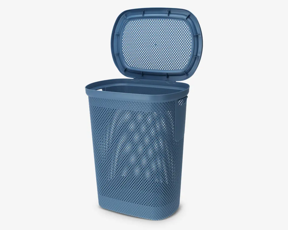 Rektangulær blå beholder med hængslet låg, der har et perforeret design på alle sider for ventilation. Beholderen har en glat kant og en robust konstruktion, velegnet til opbevaring af genstande, der har brug for luftcirkulation. Låget sidder sikkert og er nemt at åbne og lukke.
