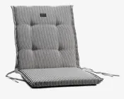 Hyndefyldning med høj ryg, sort-hvid lodret stribet mønster. Hynden har fire indsyede knapper, der giver ekstra komfort og holder formen. Der er stofsnore i siderne til fastgørelse på en stol. Materialet ser blødt og polstret ud, hvilket giver god støtte til at sidde.