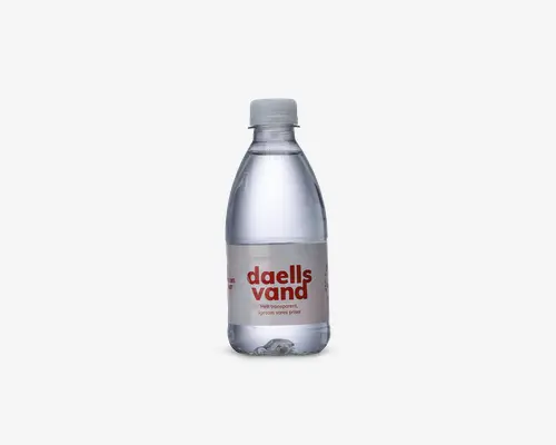 En klar plastflaske med hvidt skruelåg, fyldt med gennemsigtig væske. Etiketten er hvid med rød, fed tekst og mindre grå tekst nedenunder. Flasken har en kompakt, rund form og en let indadbuet bund for nemt greb.