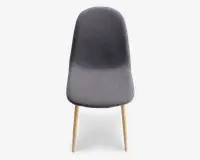 Stol med glat, buet ryglæn og sæde betrukket med mørkegråt stof. Stolen har slanke, lyse træben, der er let udadgående, hvilket giver et moderne og minimalistisk udtryk.