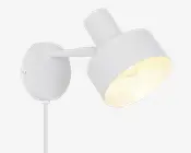 En moderne vægmonteret lampe med mat hvid finish. Lampen har en cylindrisk skærm, der kan vinkles for justerbar lysretning. Den har en rund baseplade til sikker montering på væggen og en synlig ledning, der går ud fra bunden. Designet er minimalistisk og passer godt til moderne indretning.