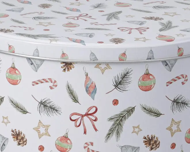 Overfladen har et festligt mønster med illustrationer i akvarelstil af julepynt, slikstokke, grangrene, røde sløjfer, klokker, kogler og småkager formet som stjerner. Baggrunden er hvid, og designet er jævnt fordelt, hvilket giver et hyggeligt og julet udtryk.