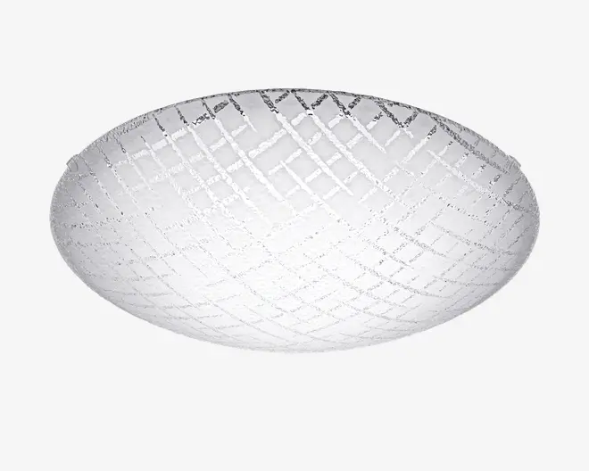 Rundt, hvidt loftarmatur med en mat glasafdækning, der har et diskret krydset geometrisk mønster i sølv. Designet giver et moderne og elegant udtryk og spreder lyset jævnt i rummet.