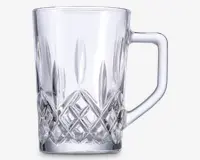 Klar glaskrus med et solid, kantet håndtag. Den nederste halvdel har et dekorativt slebet mønster med diamant- og lodrette bladlignende former, mens den øverste halvdel er glat og gennemsigtig. Kruset har en tyk bund for stabilitet.