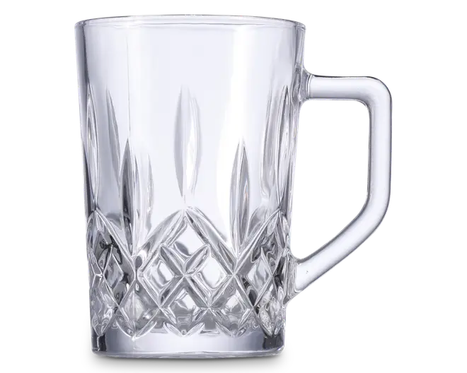 Klar glaskrus med et solid, kantet håndtag. Den nederste halvdel har et dekorativt slebet mønster med diamant- og lodrette bladlignende former, mens den øverste halvdel er glat og gennemsigtig. Kruset har en tyk bund for stabilitet.
