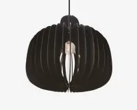 Moderne pendellampe med sort, kuppelformet skærm bestående af jævnt fordelte, buede lameller, der giver et åbent og luftigt udtryk. Pæren er synlig gennem lamellerne, hvilket giver et moderne look og et diffust lys.