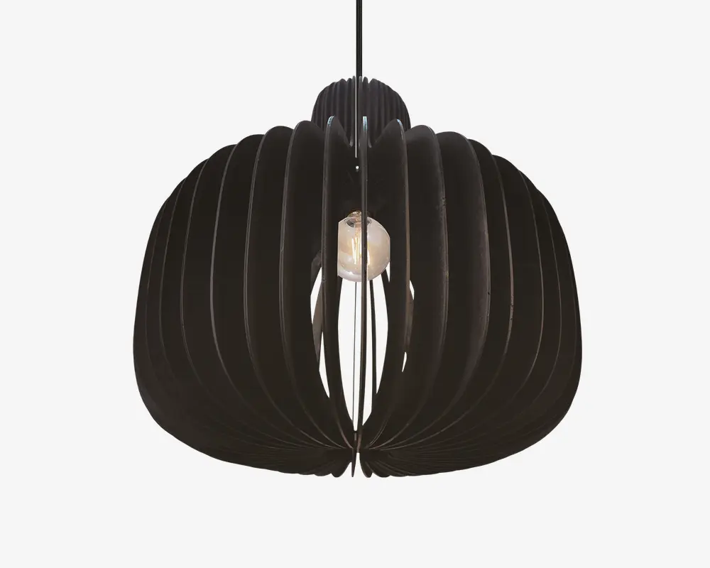 Moderne pendellampe med sort, kuppelformet skærm bestående af jævnt fordelte, buede lameller, der giver et åbent og luftigt udtryk. Pæren er synlig gennem lamellerne, hvilket giver et moderne look og et diffust lys.