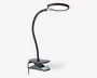 Fleksibel lampe med svanehals, rundt og fladt LED-lyshoved samt en robust klemmefod til fastgørelse på overflader. Lampen har et slankt, moderne design i sort med en let justerbar hals, så lyset kan rettes præcist. Klemmen har en polstret overflade for at beskytte mod skader og en synlig tænd/sluk-knap på siden.