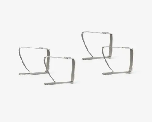 Sæt med fire identiske metalbeslag med et moderne, minimalistisk design. Hvert beslag er formet som et firkantet U med afrundede kanter og har en børstet sølvfinish. Beslagene har flade baser for stabil montering og er designet til at støtte eller holde genstande sikkert. De rene linjer og enkle struktur gør dem velegnede til moderne indretning.