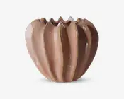 En dekorativ keramisk beholder med en blank, lysebrun glasur. Beholderen har et unikt, bølget design med lodrette riller og en ujævn, bølgende kant, hvilket giver et moderne og kunstnerisk udtryk. Overfladen er glat og reflekterende, og formen er rund og fyldig.