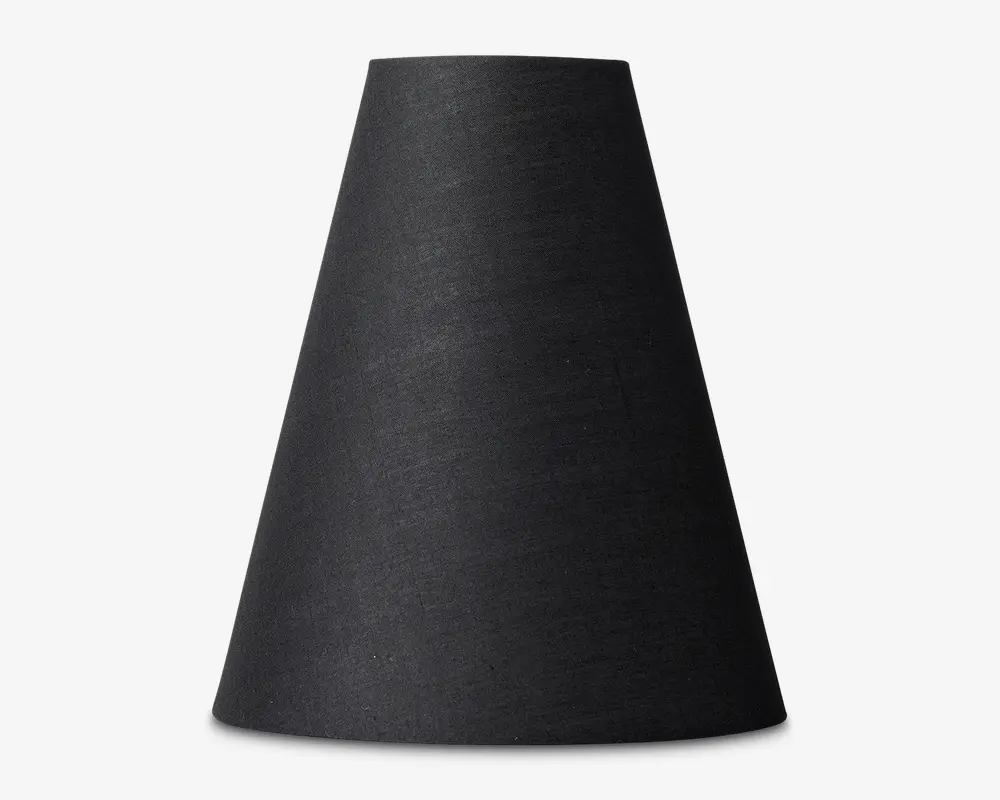 En konisk lampeskærm med mat sort stof på ydersiden. Overfladen har en diskret vævet struktur, og skærmen bliver bredere mod bunden, hvilket giver et moderne og minimalistisk udtryk.