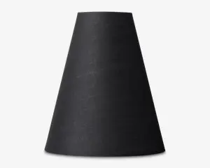 En konisk lampeskærm med mat sort stof på ydersiden. Overfladen har en diskret vævet struktur, og skærmen bliver bredere mod bunden, hvilket giver et moderne og minimalistisk udtryk.