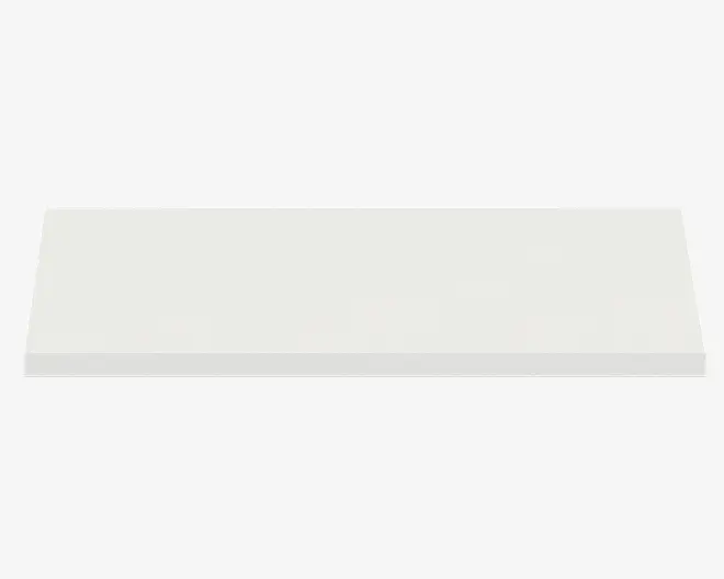 Rektangulær, flad hvid hylde med en glat overflade og rene, lige kanter. Hylden ser ud til at være lavet af et solidt materiale og har et minimalistisk design uden synlige beslag eller hardware.
