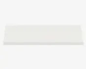 Rektangulær, flad hvid hylde med en glat overflade og rene, lige kanter. Hylden ser ud til at være lavet af et solidt materiale og har et minimalistisk design uden synlige beslag eller hardware.