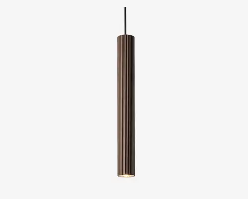 Høj, cylindrisk pendellampe med lodrette riller og mørkebrun overflade. Lampen har et slankt, moderne design med en metalfinish i toppen og en nedadrettet lyskilde, der giver fokuseret belysning. Den riflede struktur tilføjer visuel interesse og et moderne udtryk.