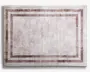 Rektangulært tæppe med en diskret, slidt tekstur i lyse beige nuancer. Designet har to parallelle, mørkere beige kanter, der indrammer tæppet og skaber en lagdelt effekt. Det samlede udtryk er minimalistisk og moderne med en blød, afdæmpet farvepalet, der passer til forskellige indretningsstile.