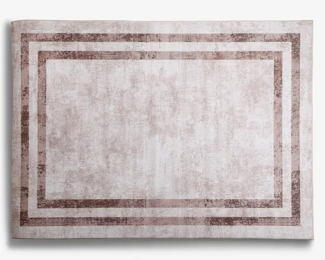 Rektangulært tæppe med en diskret, slidt tekstur i lyse beige nuancer. Designet har to parallelle, mørkere beige kanter, der indrammer tæppet og skaber en lagdelt effekt. Det samlede udtryk er minimalistisk og moderne med en blød, afdæmpet farvepalet, der passer til forskellige indretningsstile.