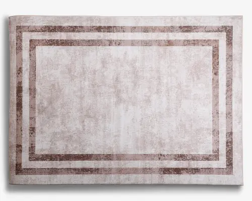 Rektangulært tæppe med en diskret, slidt tekstur i lyse beige nuancer. Designet har to parallelle, mørkere beige kanter, der indrammer tæppet og skaber en lagdelt effekt. Det samlede udtryk er minimalistisk og moderne med en blød, afdæmpet farvepalet, der passer til forskellige indretningsstile.