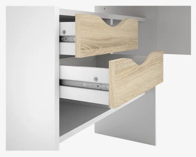 Nærbillede af et hvidt skab med to delvist åbne skuffer. Skuffefronterne er lavet af lyst træ med naturligt åremønster og har et buet udskåret greb for nem åbning. Skuffernes inderside er hvid, og metalskinner på siderne viser, at skufferne kan åbnes og lukkes let.