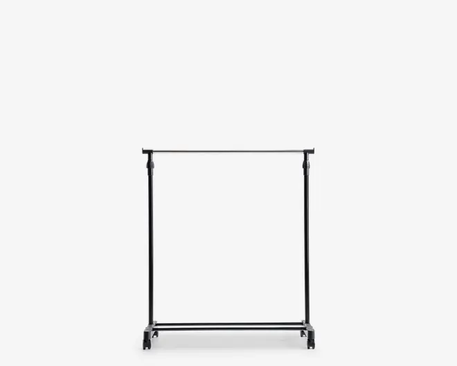 Et fritstående tøjstativ lavet af blankt krommetal med en rektangulær ramme og en enkelt vandret bøjlestang øverst. Stativet står på fire solide ben, som hver har hjul for nem flytning. Designet er minimalistisk og moderne, velegnet til at fremvise eller organisere tøj.