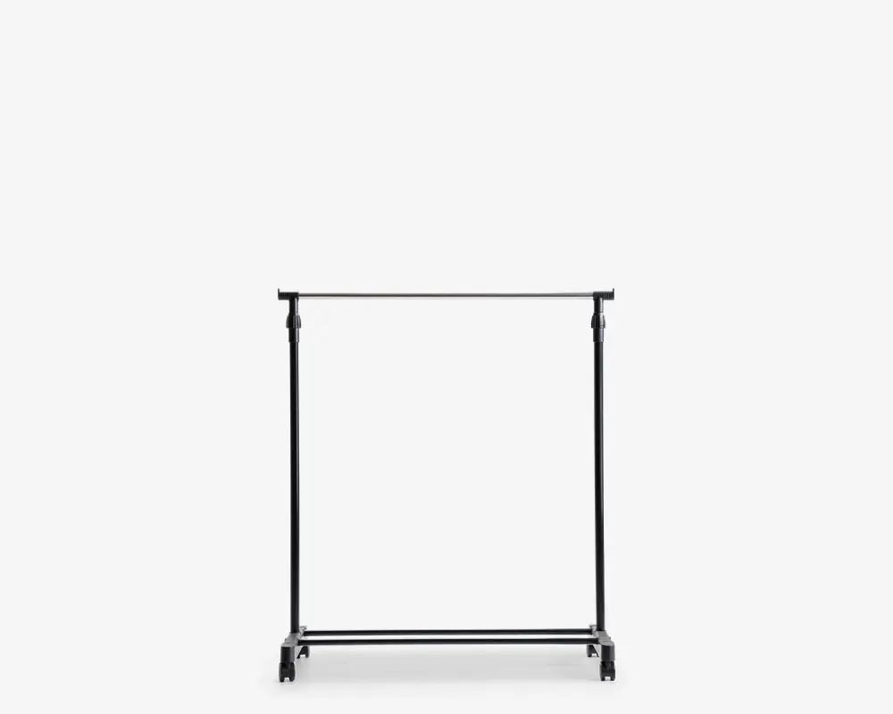 Et fritstående tøjstativ lavet af blankt krommetal med en rektangulær ramme og en enkelt vandret bøjlestang øverst. Stativet står på fire solide ben, som hver har hjul for nem flytning. Designet er minimalistisk og moderne, velegnet til at fremvise eller organisere tøj.