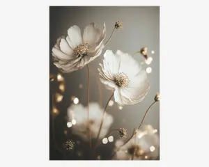 Et nærbillede af sarte hvide blomster med bløde, lagdelte kronblade og gule midter, sat mod en sløret, neutral baggrund. Billedet har en blid, drømmende stemning med varm belysning og subtile bokeh-effekter, der fremhæver de fine detaljer i kronblade og stilke.