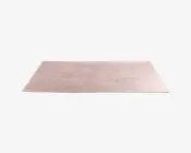 Rektangulært måtte med en diskret, lyserød farve og en fin, tekstureret overflade. Måtten har et minimalistisk design med rene, lige kanter og et ensartet udseende, hvilket gør den velegnet til moderne indretning.
