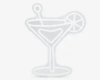 En stiliseret omridsillustration af et cocktailglas med bred kant og lang stilk. Glasset indeholder en rørepind og er pyntet med en skive citrusfrugt på kanten. Designet er enkelt og bruger lysegrå linjer på en gennemsigtig baggrund.