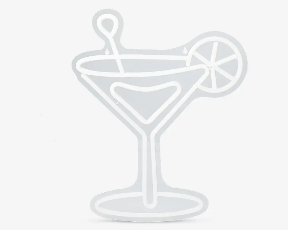 En stiliseret omridsillustration af et cocktailglas med bred kant og lang stilk. Glasset indeholder en rørepind og er pyntet med en skive citrusfrugt på kanten. Designet er enkelt og bruger lysegrå linjer på en gennemsigtig baggrund.