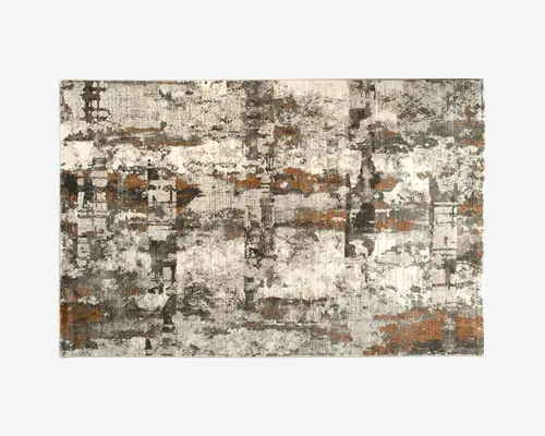 Rektangulært tæppe med et abstrakt, slidt mønster i jordfarver som beige, brun, grå og strejf af rust. Designet har et tekstureret udtryk med uregelmæssige felter og linjer, hvilket giver et moderne og kunstnerisk look. Overfladen ser blød og lavluvet ud, velegnet til moderne indretning.