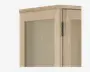 Nærbillede af et skabshjørne med lys egetræsfinish og en glat, flad paneldør. Skabet har et synligt metalhængsel i mørk farve, og træets årer er diskret tekstureret for et naturligt udseende. Designet er enkelt og moderne med rene linjer og en rektangulær ramme.