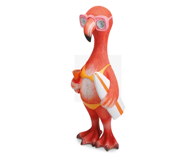 En fantasifuld flamingo-figur med lyserøde fjer, iført lyserøde solbriller og en gul bikini. Flamingoen holder et hvidt og orange surfbræt under den ene vinge og en lille orange drink i den anden. Figuren har detaljeret tekstur på fjerene og et legende, sommerligt udtryk.