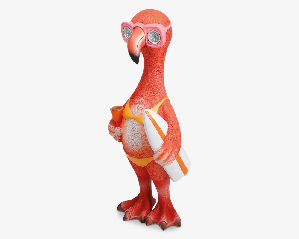 En fantasifuld flamingo-figur med lyserøde fjer, iført lyserøde solbriller og en gul bikini. Flamingoen holder et hvidt og orange surfbræt under den ene vinge og en lille orange drink i den anden. Figuren har detaljeret tekstur på fjerene og et legende, sommerligt udtryk.