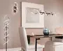 Moderne belysningsarmaturer med et karakteristisk spiraldesign. Gulvlampen og væglampen har begge LED-lysbånd snoet i en helixform, monteret på slanke sorte stativer. Loftlampen over bordet har også et bølget, spiralformet LED-bånd ophængt i tynde wirer, hvilket giver et skulpturelt udtryk. Armaturerne udsender et blødt, varmt hvidt lys og tilfører rummet et moderne og kunstnerisk præg.