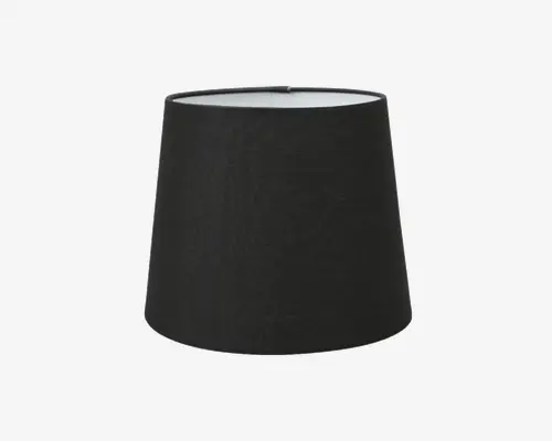 En sort, let konisk lampeskærm med glat stofoverflade. Skærmen har en bredere bund og en smallere top samt en hvid inderside, der hjælper med at sprede lyset jævnt. Det minimalistiske design gør den velegnet til forskellige lampestativer og både moderne og klassiske indretninger.