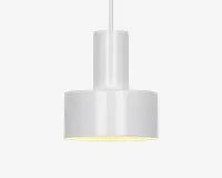 En moderne pendellampe med en glat, mat hvid overflade. Lampen har en cylindrisk øvre del, der går over i en bredere, tromleformet nederdel. Lampeskærmens inderside er let reflekterende, hvilket hjælper med at sprede lyset jævnt. Lampen hænger i en hvid ledning, hvilket giver et rent og minimalistisk udtryk.